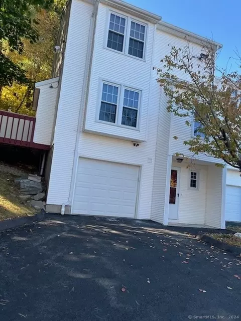 70 Deerwood Ln #1, Waterbury, CT 06704