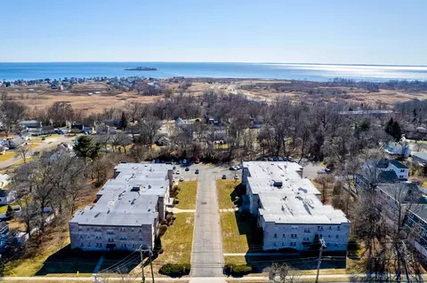 300 Meadowside Rd #102, Milford, CT 06460