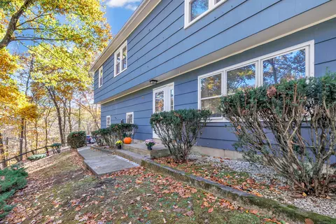 87 Huntingtown Rd, Monroe, CT 06468