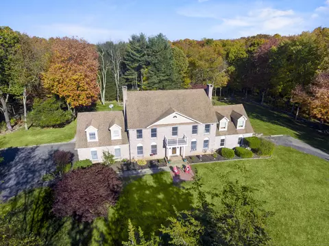 15 Algonquin Ln, Easton, CT 06612