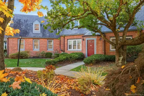 92 Roberton Xing #92, Fairfield, CT 06825