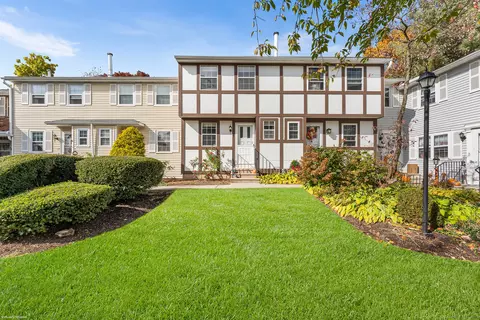 121 E Gate Ln #121, Hamden, CT 06514