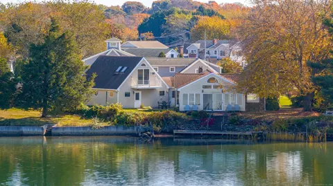 18 Lamberts Ln, Stonington, CT 06378