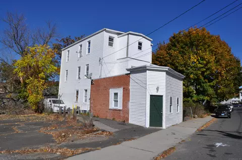 21 Violet St, Waterbury, CT 06704
