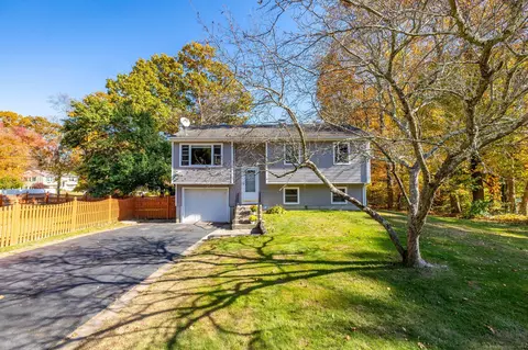 94 Connecticut Blvd, Montville, CT 06370