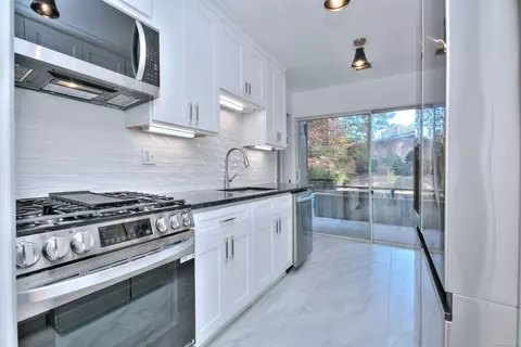 215 Southport Woods Dr #215, Southport, CT 06890