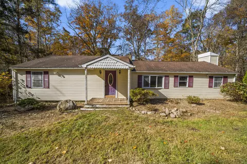 4 Hopp Brook Ln, Bethany, CT 06524