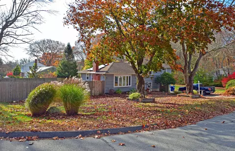 10 Bel Aire Dr, Mystic, CT 06355