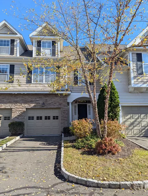 34 Crestview Ln #34, Danbury, CT 06810