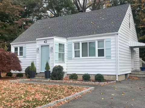 42 Loftus Cir, Bridgeport, CT 06606