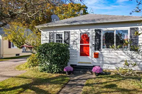 145 Brandegee Ave, Groton, CT 06340