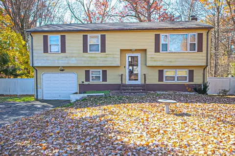 15 Linwood Dr, Bloomfield, CT 06002