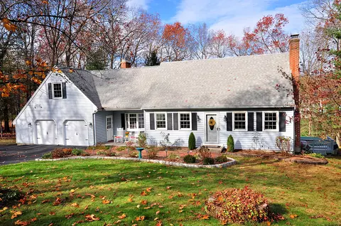 4 Woodland Pl, Granby, CT 06035
