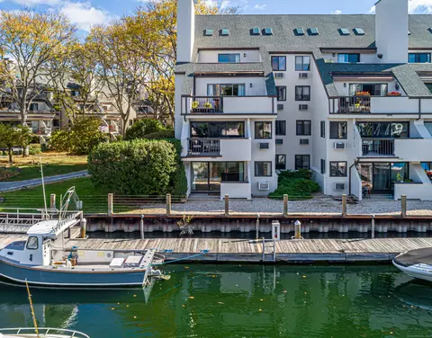 105 Harbor Dr #140, Stamford, CT 06902