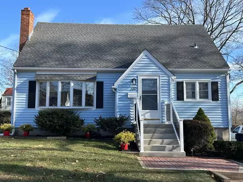 61 Hillside Ave, West Haven, CT 06516
