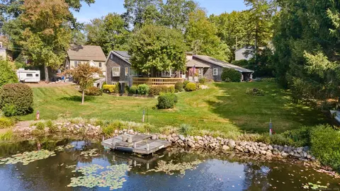 8 Beach Ln, Montville, CT 06370