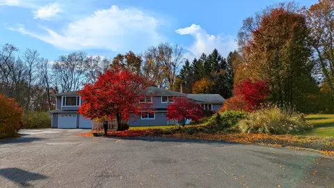 61 Sunnybrook Dr, Avon, CT 06001