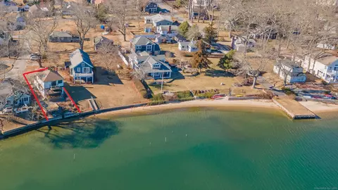 33 Saunders Dr, East Lyme, CT 06357