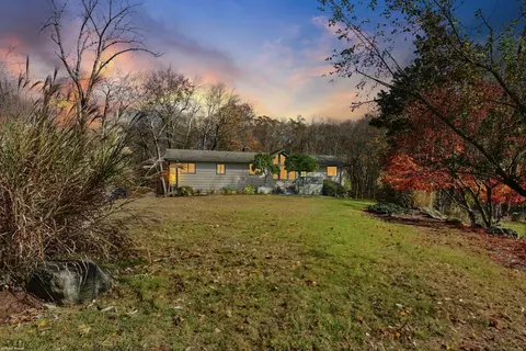 23 Eljays Ln, Stamford, CT 06902