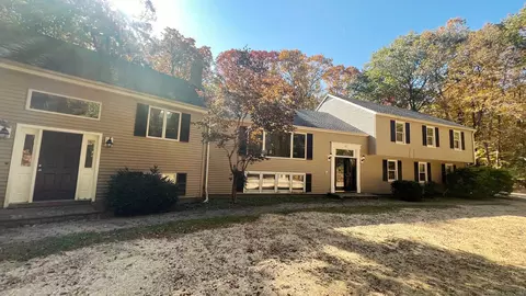 88 Maple Vale Dr, Woodbridge, CT 06525