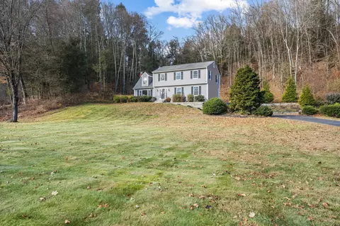 8 River Edge Dr, Newtown, CT 06482