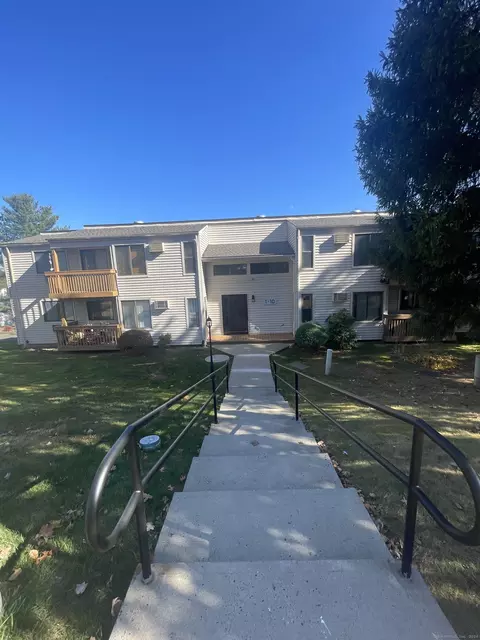 10 Woodland Dr #10, Cromwell, CT 06416