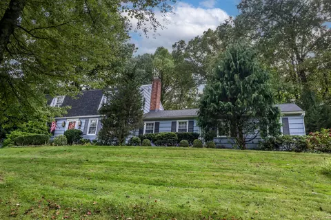 31 Chimney Dr, Bethel, CT 06801
