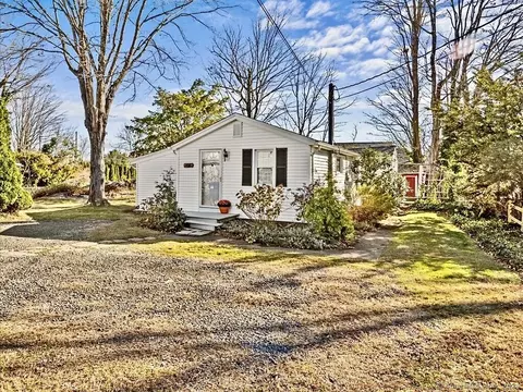 495 Shore Dr, Branford, CT 06405