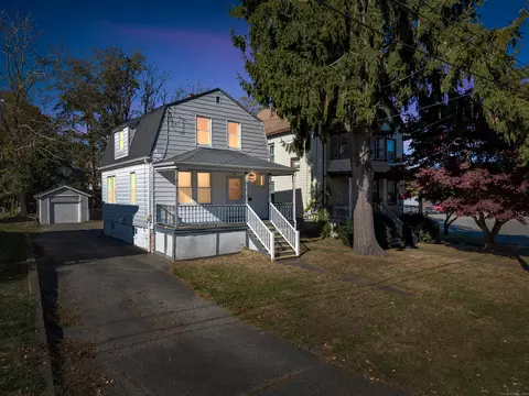 28 Crescent St, New London, CT 06320