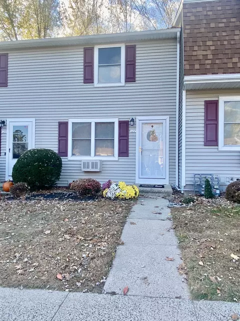 127 Brentwood Dr #127, Wallingford, CT 06492