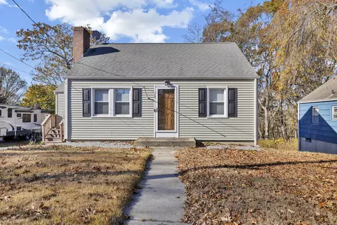 12 Stone St, Waterford, CT 06385