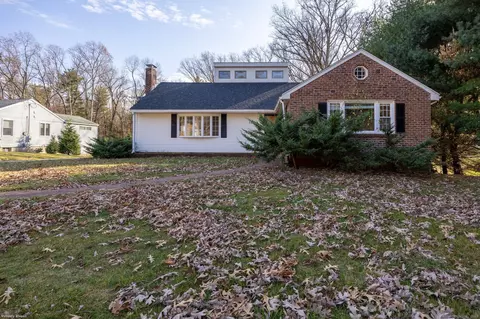 150 Lakewood Cir S, Manchester, CT 06040