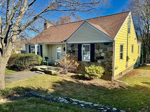 8 Lindberg St, Bethel, CT 06801