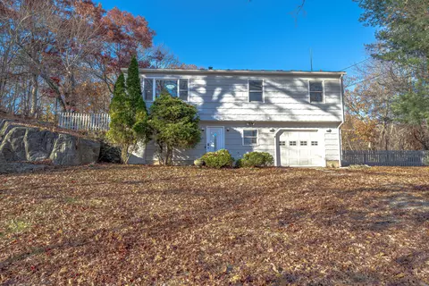8 Pequot Trl, Shelton, CT 06484