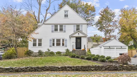 1074 Valley Rd, Fairfield, CT 06825