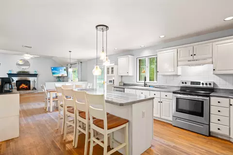 16 Pine Tree Hill Rd, Newtown, CT 06470