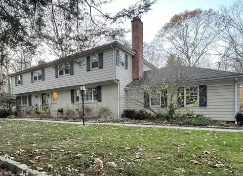 5 Diana Dr, Woodbridge, CT 06525