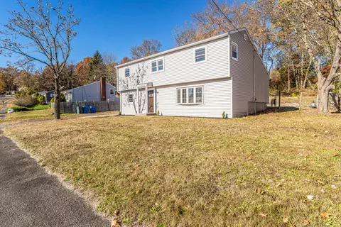 41 Newcastle Dr, Hamden, CT 06514