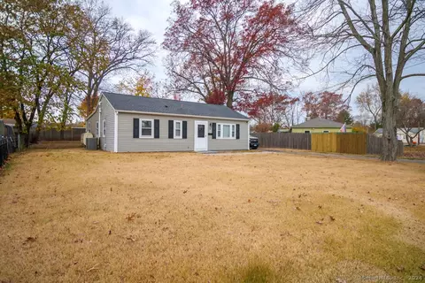 35 Walnut Cir, Windsor Locks, CT 06096