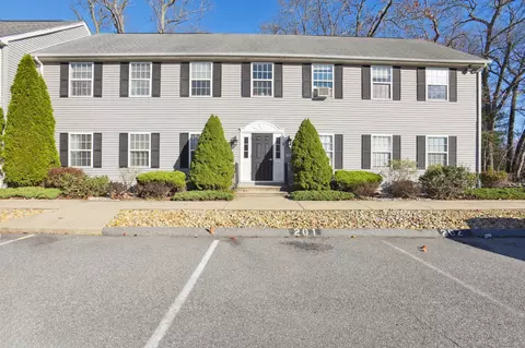 48 Kings Hwy #202, Gales Ferry, CT 06335