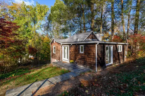 14 Poplar Dr, Newtown, CT 06482