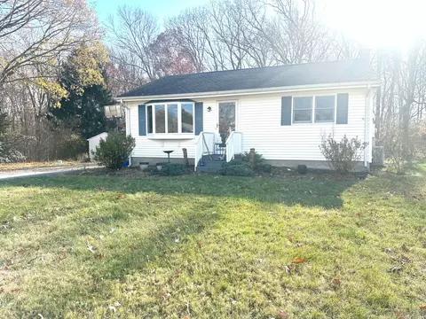 39 Mackenzie Rd, Waterford, CT 06385