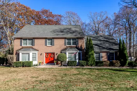 11 Greenknoll Dr, Brookfield, CT 06804