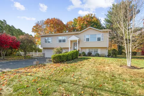 6 Strawberry Hill Rd, Milford, CT 06461