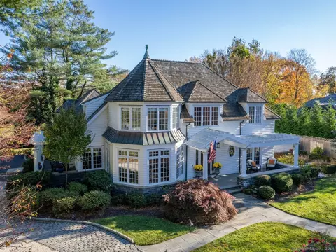989 Pequot Ave, Fairfield, CT 06890