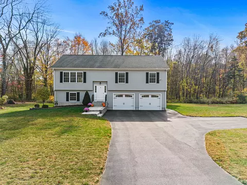 4 Daisy Hill Dr, Oakdale, CT 06370