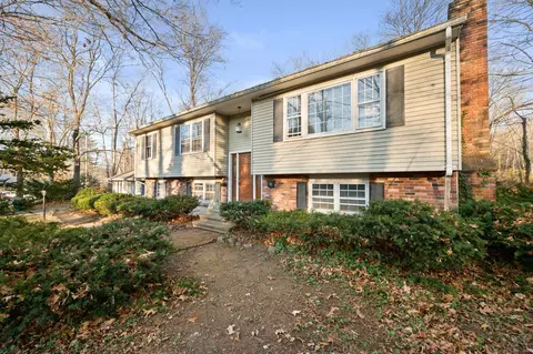 61 Flat Iron Rd, Guilford, CT 06437