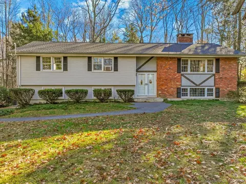 27 Berkshire Dr, New Hartford, CT 06057