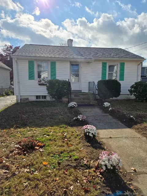 5 4th Ave, Waterford, CT 06385