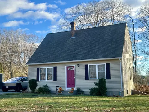 13 Fountain St, Brooklyn, CT 06234